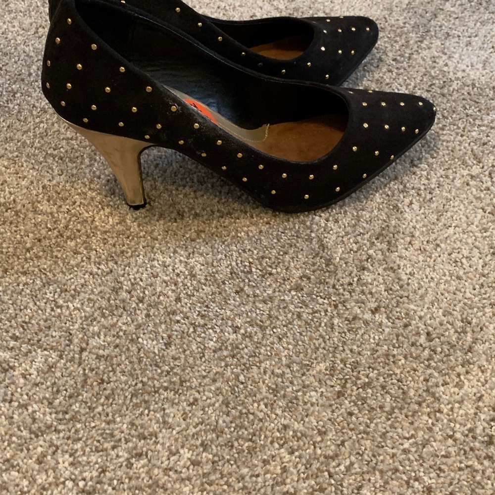 Black and gold pumps